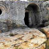 E' una particolare struttura tufacea caratterizzata da un foro circondato da una serie di cerchi concentrici che un po� ricordano le onde sollevate da un sasso quando cade nell�acqua 